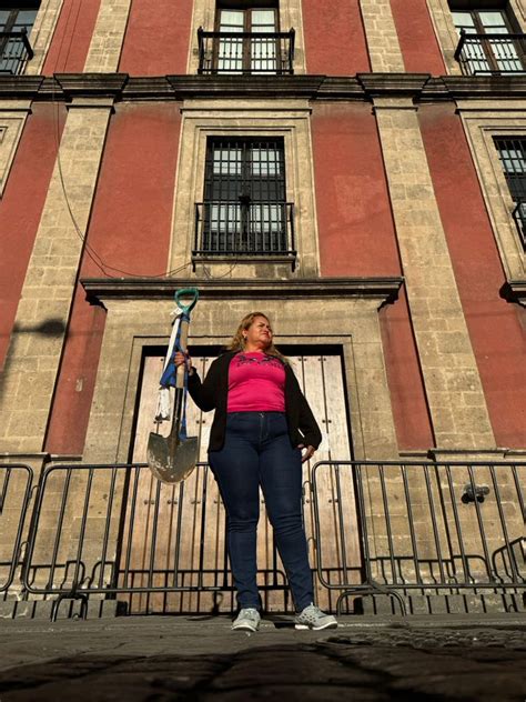 Madre Buscadora Protesta En Palacio Nacional Para Entregar A Amlo Pala