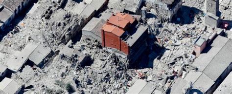 Terremoto Centro Italia Ad Amatrice Un Palazzo Di 5 Piani Prima