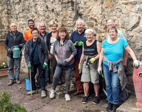 Val D Oingt Les Jardiniers Du Comit De Fleurissement Sactivent