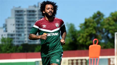 Marcelo Participa De Treino Do Fluminense Ap S Sa Da Precoce Na