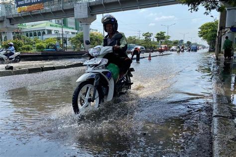 Banjir Di Jalan Kaligawe Semarang Berangsur Surut Lalu Lintas Kembali