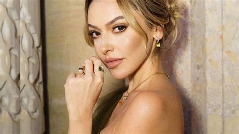 Hadise nin yatak pozları olay oldu Ünlü şarkıcının cesur pozlarına