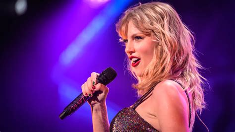 Taylor Swift vient en aide à une fan lors de son concert