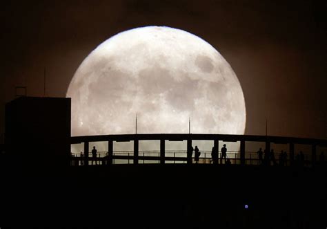 各地の空に輝く 中秋の名月 写真特集1317 毎日新聞