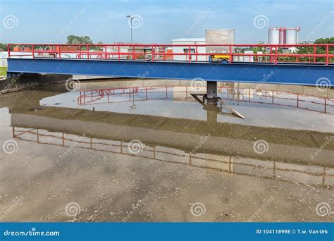 Agua Sucia En El Tanque De Sedimentación Primairy De Depuradora De