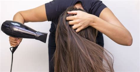 The Best Way To Dry Hair (Keep It Strong & Healthy) - Expert Home Tips