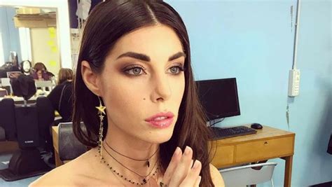 Bianca Atzei Rivela Ho Una Protesi Al Cuore Brevenews