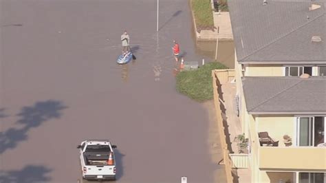 High surf floods Southern California neighborhood