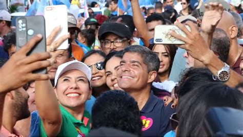 ACM Neto participa de caminhada no centro de Eunápolis ao lado de