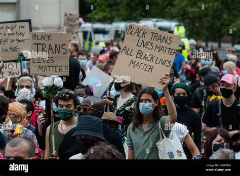 Miles de personas transgénero y sus partidarios se reúnen en Wellington