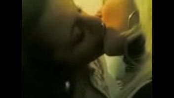 Lesbianas calientes besándose en público 2 XVIDEOS