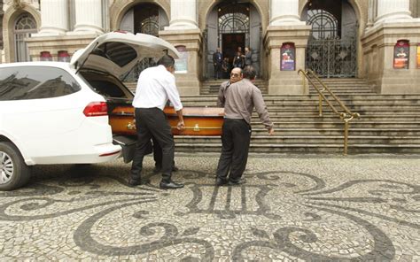 Amigos e familiares se despedem de João Donato em velório no Theatro