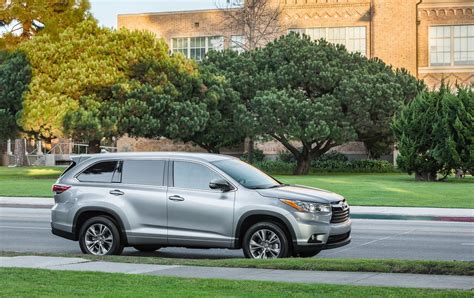 Toyota Recalls 2016 Highlander SUVs Over Faulty Brake Fluid Warning ...