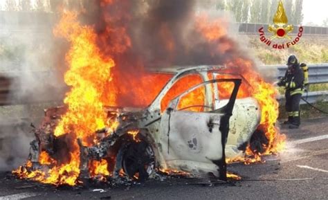 Auto In Fiamme In Autostrada Incendio Spento Dai Vigili Del Fuoco