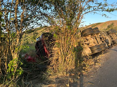 Condutor Perde Controle Da Dire O E Caminh O Tomba Na Br Alagoas