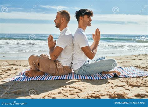 Joven Pareja Gay Haciendo Yoga Sentado En La Playa Imagen De Archivo Imagen De Playa Adulto