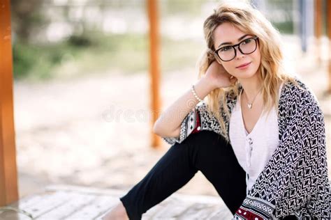 Fille Blonde Sur La Plage De La Plage Sablonneuse Par La Mer Image Stock Image Du Loisirs