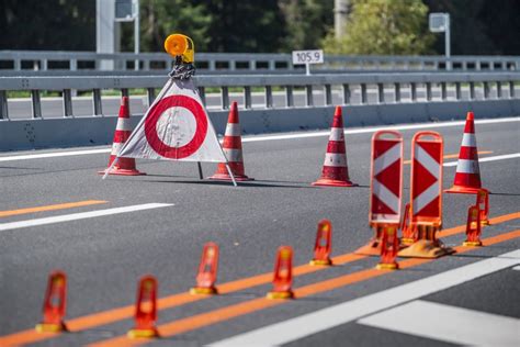 Mezzo Pesante In Avaria Chiuso In Entrambe Le Direzioni Il Tunnel Del