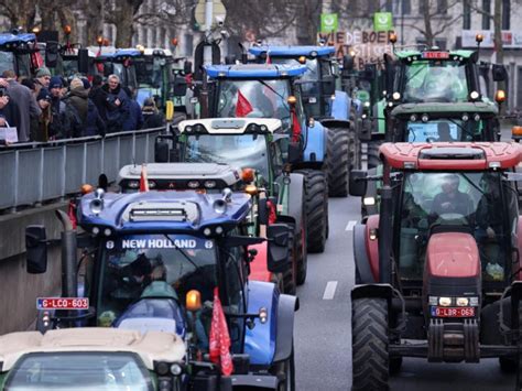 Mii de tractoare pe străzile din Bruxelles Ce i a scos pe fermieri la