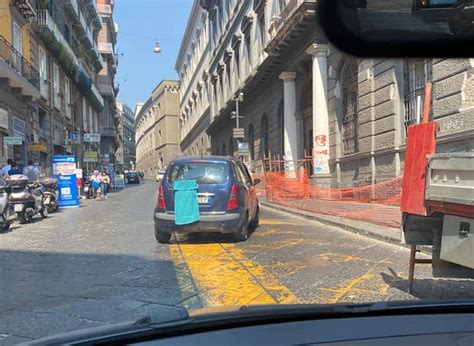 A Napoli Entrano Nella Ztl Con Un Asciugamano Che Copre La Targa