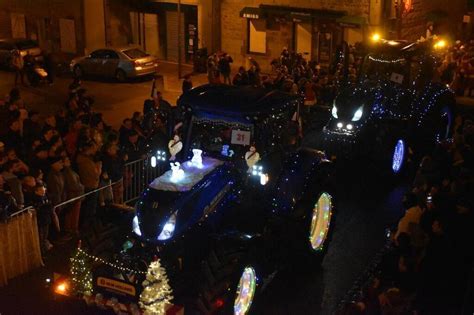 En Images La Foule Ern E Pour Le D Fil De Tracteurs Illumin S Du