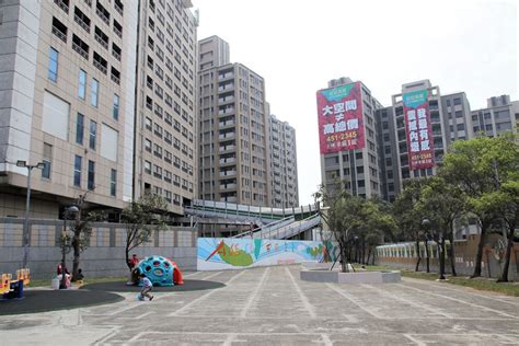 【桃園中壢景點】星河親子公園~以「太陽系行星」為主題，結合兒童之遊戲空間，有三大類的遊樂設施 旅遊夜市趴趴走