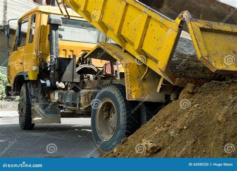 Caminhão Que Descarrega a Areia Foto de Stock Imagem de descarregar