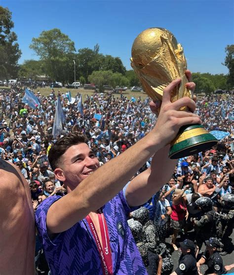 Julián Álvarez recibió una de las palmaditas más esperadas