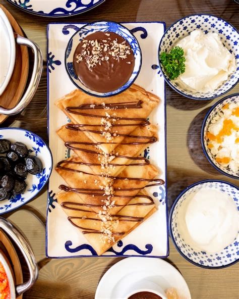 Top Crepes Con Crema De Chocolate Y Nueces En Bandeja Foto Gratis