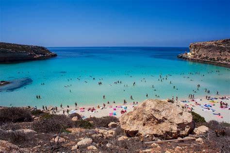 Vista del lugar de mar más famoso de lampedusa spiaggia dei conigli