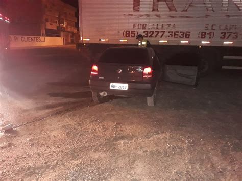 Carro Bate Em Carreta Estacionada R Dio Diplomata Fm Brusque