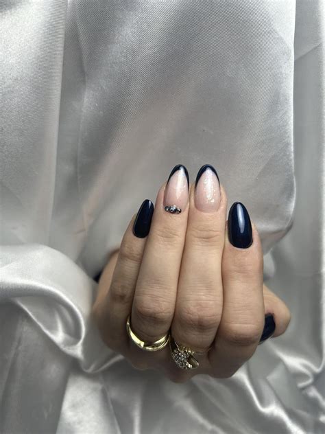 Modny manicure na zimę 2024 paznokcie czarno nude Gazeta Pomorska