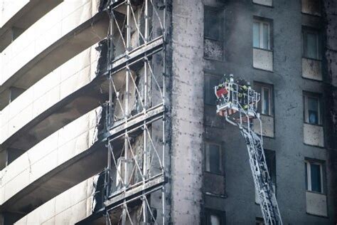 Incendio Milano Perquisizioni Per Sequestrare Carte Sui Pannelli Di