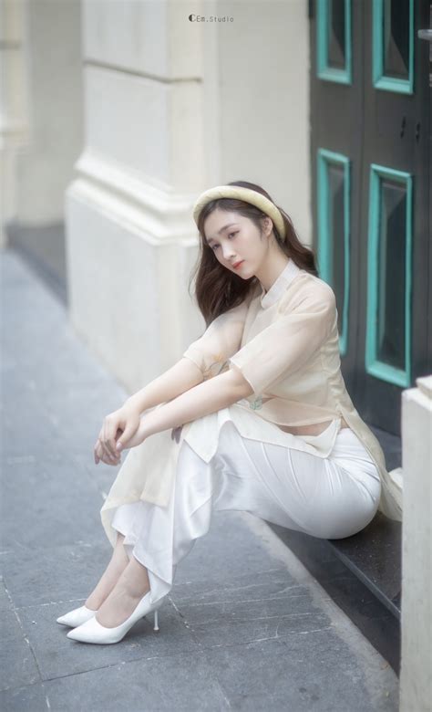 Hot girl xứ Nghệ là Hoa khôi Đại học Quốc gia khoe nhan sắc ngọt ngào trong tà áo dài truyền thống