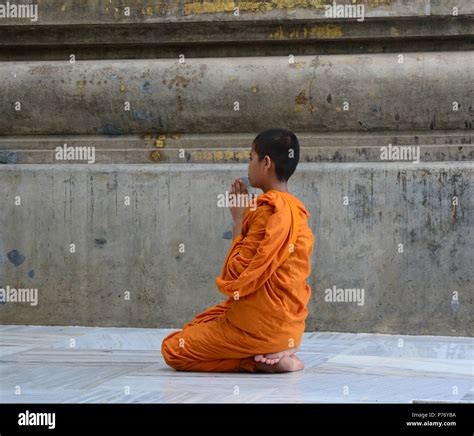 Monk Meditating Mahabodhi Temple Bodhgaya Hi Res Stock Photography And