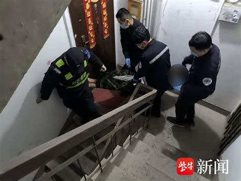 八旬独居老人家中摔倒，民警爬窗紧急救助