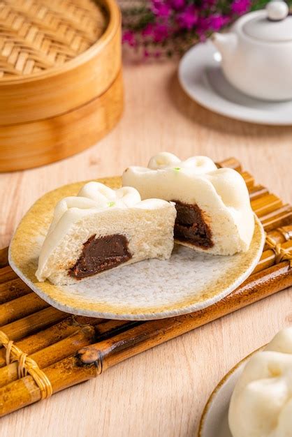 Baozi ou bakpao é um tipo de pão de fermento recheado fermento em