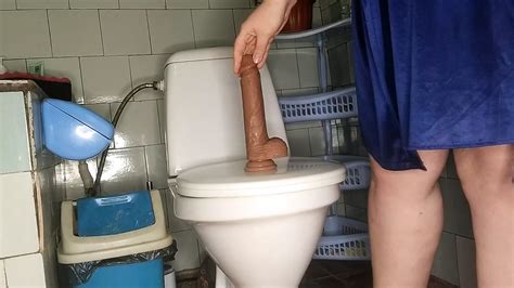 Kurvige MILF Pisst Und Fickt Ihren Dildo In Der Toilette XHamster