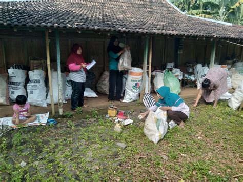 Semangat Kader Kader Kampung KB Melaksanakan Program Bank Sampah