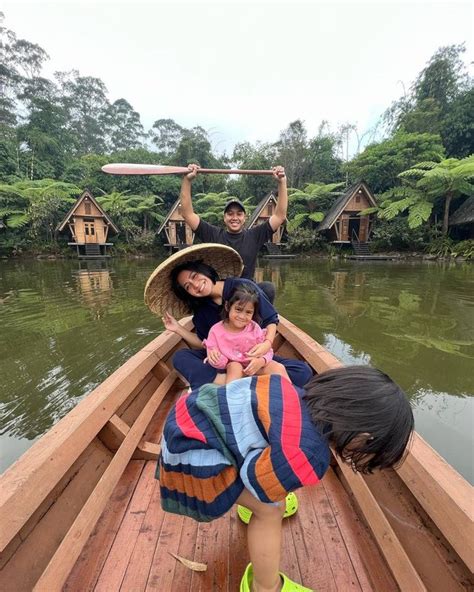 Family Vacation Portraits of Caca Tengker, Enjoying the Rural Atmosphere and Simple Style