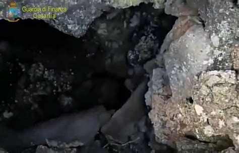 Il Giallo Del Cadavere Trovato In Una Grotta Alle Pendici Dell Etna