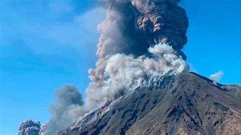 V Deo Desde Un Barco Graban Erupci N De Volc N En Italia Aldeasur