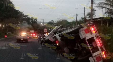 Vuelca Tr Iler Cargado Con Rollos De Acero En La Tuxpan Tampico