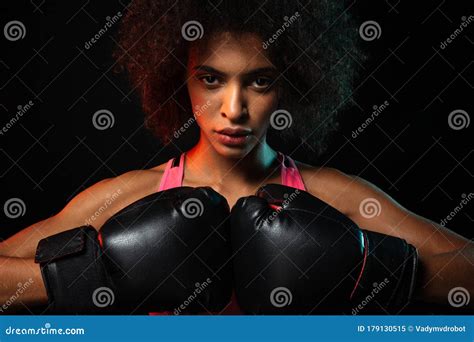 Imagen De Una Deportista Afroamericana Trabajando En Guantes De Boxeo