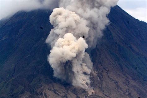 Gunung Semeru Erupsi Dua Kali, Lumajang Diguyur Hujan Abu Vulkanik ...