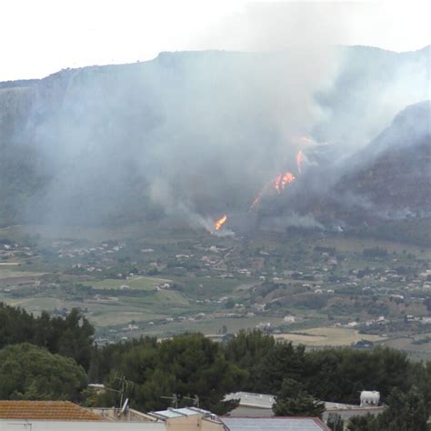 Incendio A Castellammare Del Golfo Fiamme Sul Monte Inici Canadair In