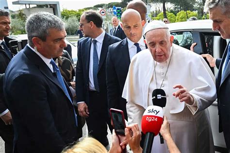 “aún Estoy Vivo” Dice El Papa Tras Salir Del Hospital