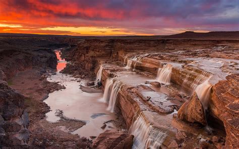 Fotograf As De Cascadas Con Hermosos Paisajes Naturales Wallpaper