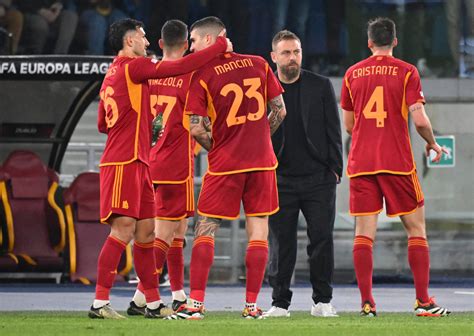 Roma Solo Tredici Giocatori Della Prima Squadra Presenti Al Raduno Ci