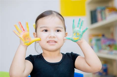 Adorable Enfant Montre Des Mains Peintes à La Maternelle Photo Premium